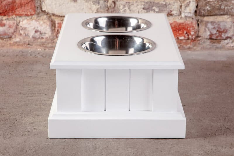 Biały stojak drewniany na dwie miski dla psa Robust producenta mebli dla psów DogDeco. Pojemność misek 1,8l