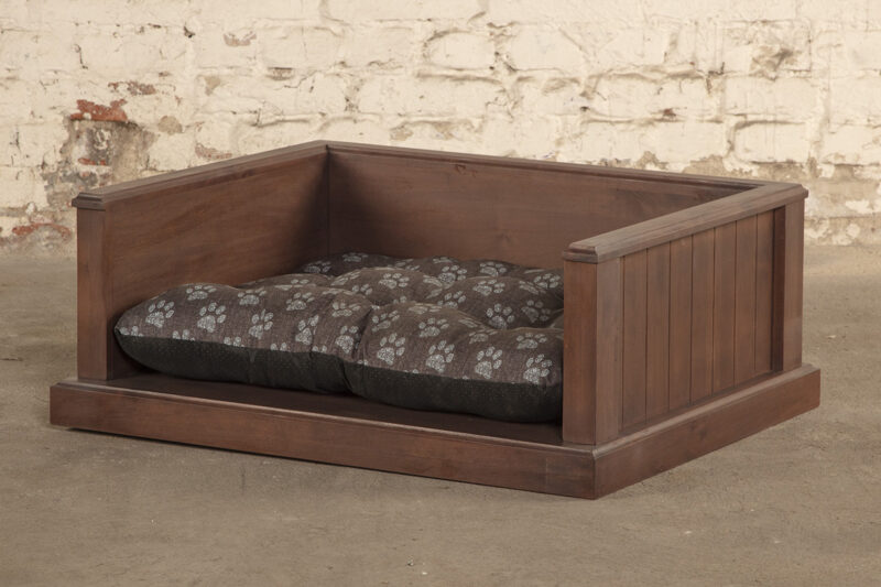 Brązowe legowisko, łóżko dla psa z twardego drewna dębowego marki DogDeco.