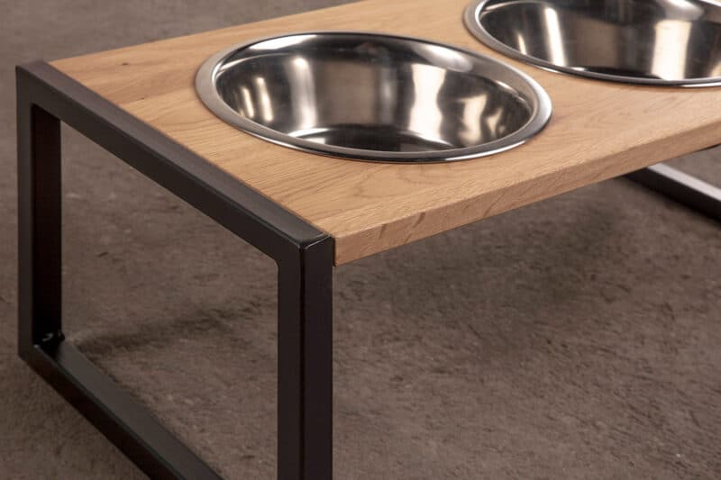 Dębowy blat zestawu misek dla psa na metalowym stojaku Stratus. Wyjątkowe meble dla psów DogDeco