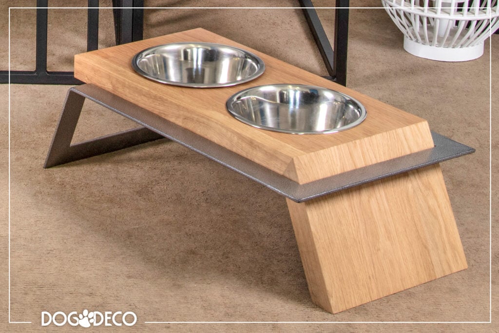 Stabilny metalowo-drewniany stojak na miski dla psa jaki najlepszy? Wybieramy funkcjonalny stojak z miskami dla dużych psów i sprawdzamy jego zalety.