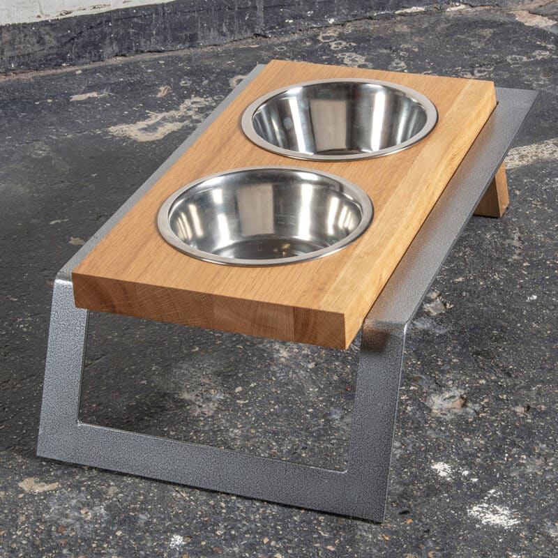 Futterstation Hund AIDI aus Holz und und Metall | DogDeco.com