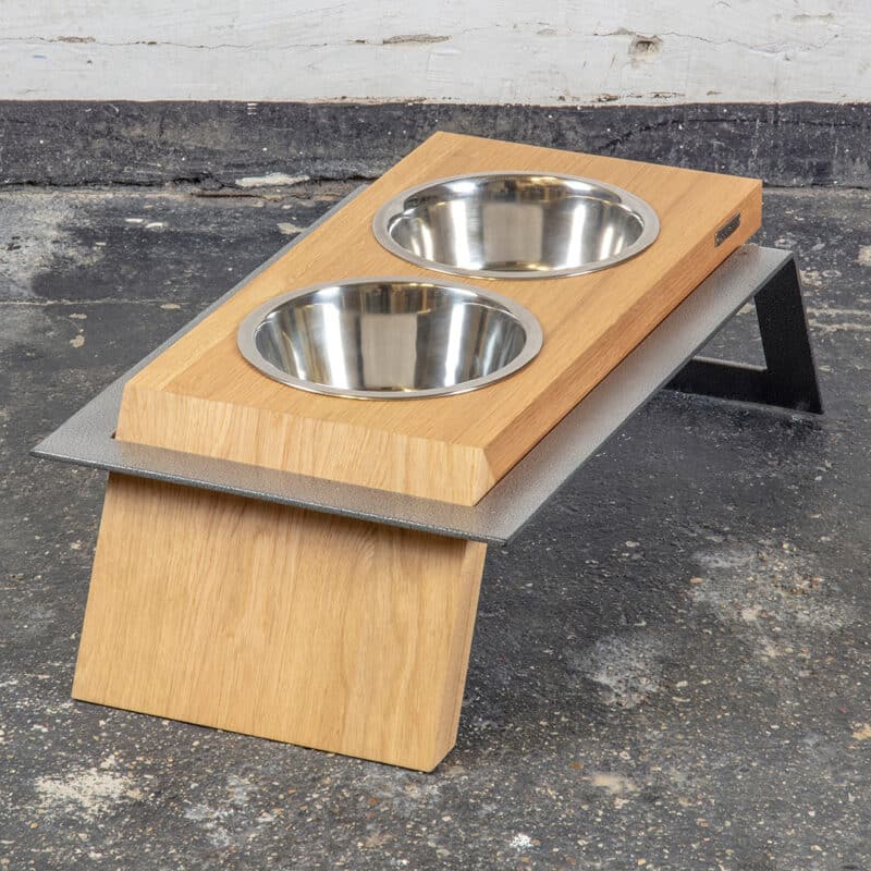 Loftowy stojak ma miski dla psów AIDI z drewnianym blatem | DogDeco