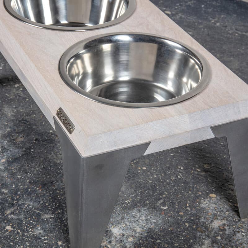 Loftowy stojak ma miski dla psów TOSA z drewnianym blatem | DogDeco