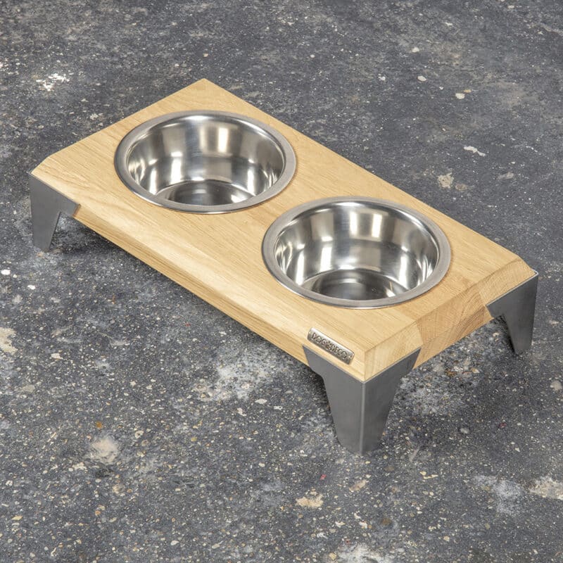 Futterstation Hund TOSA mit einem Set aus Metall hundenäpfe | DogDeco